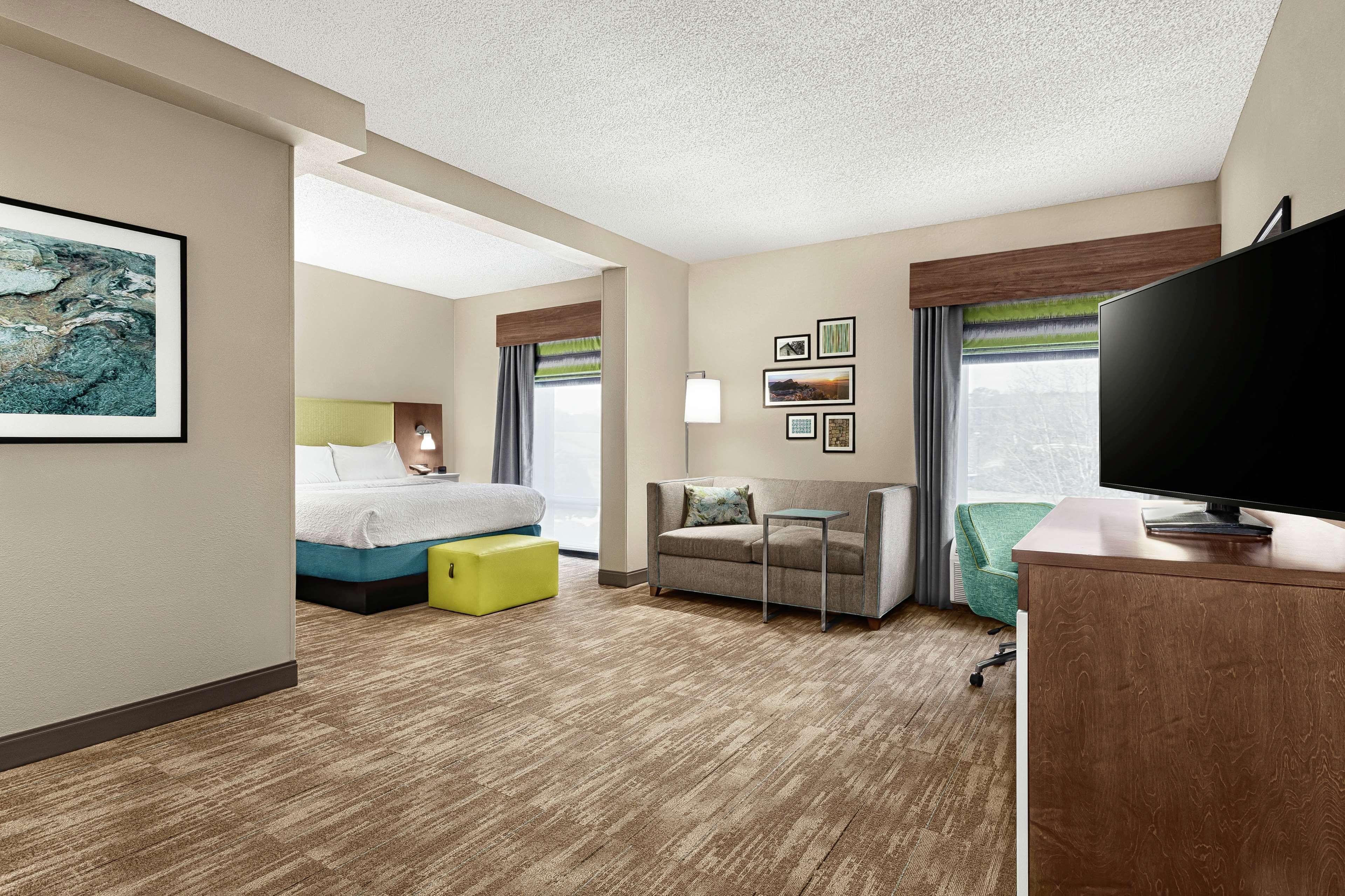 Hampton Inn Моргантон Экстерьер фото