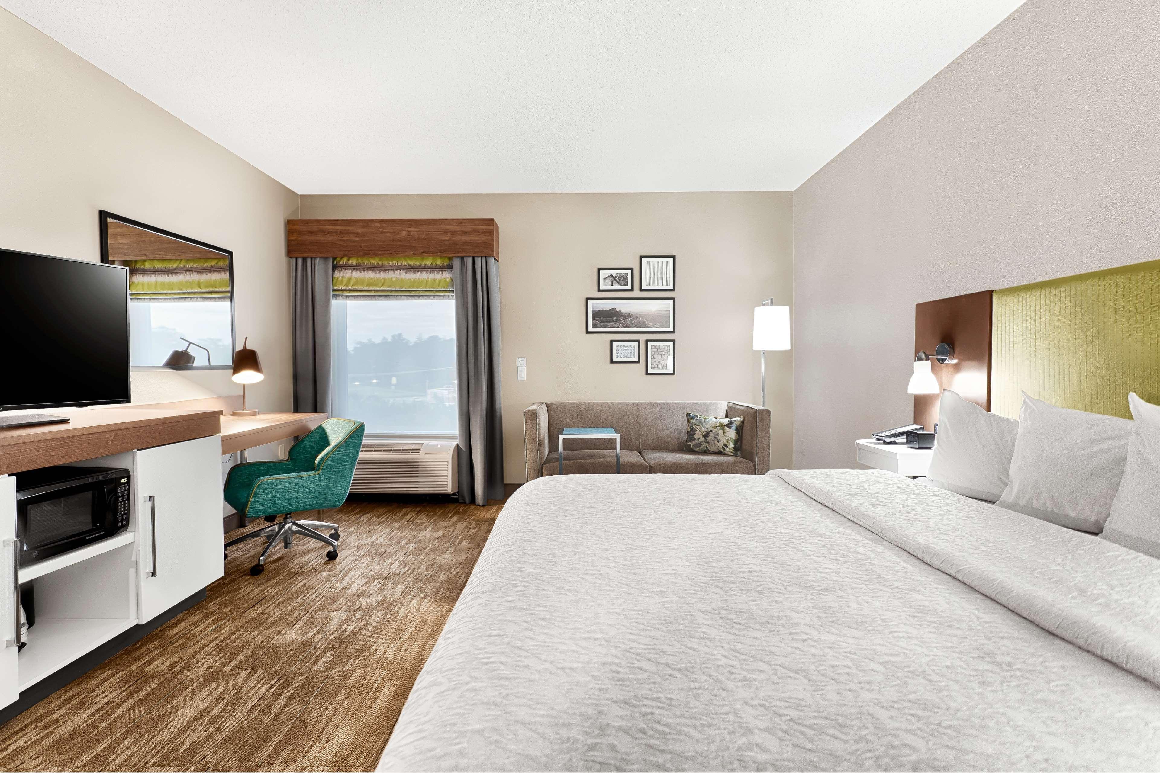 Hampton Inn Моргантон Экстерьер фото