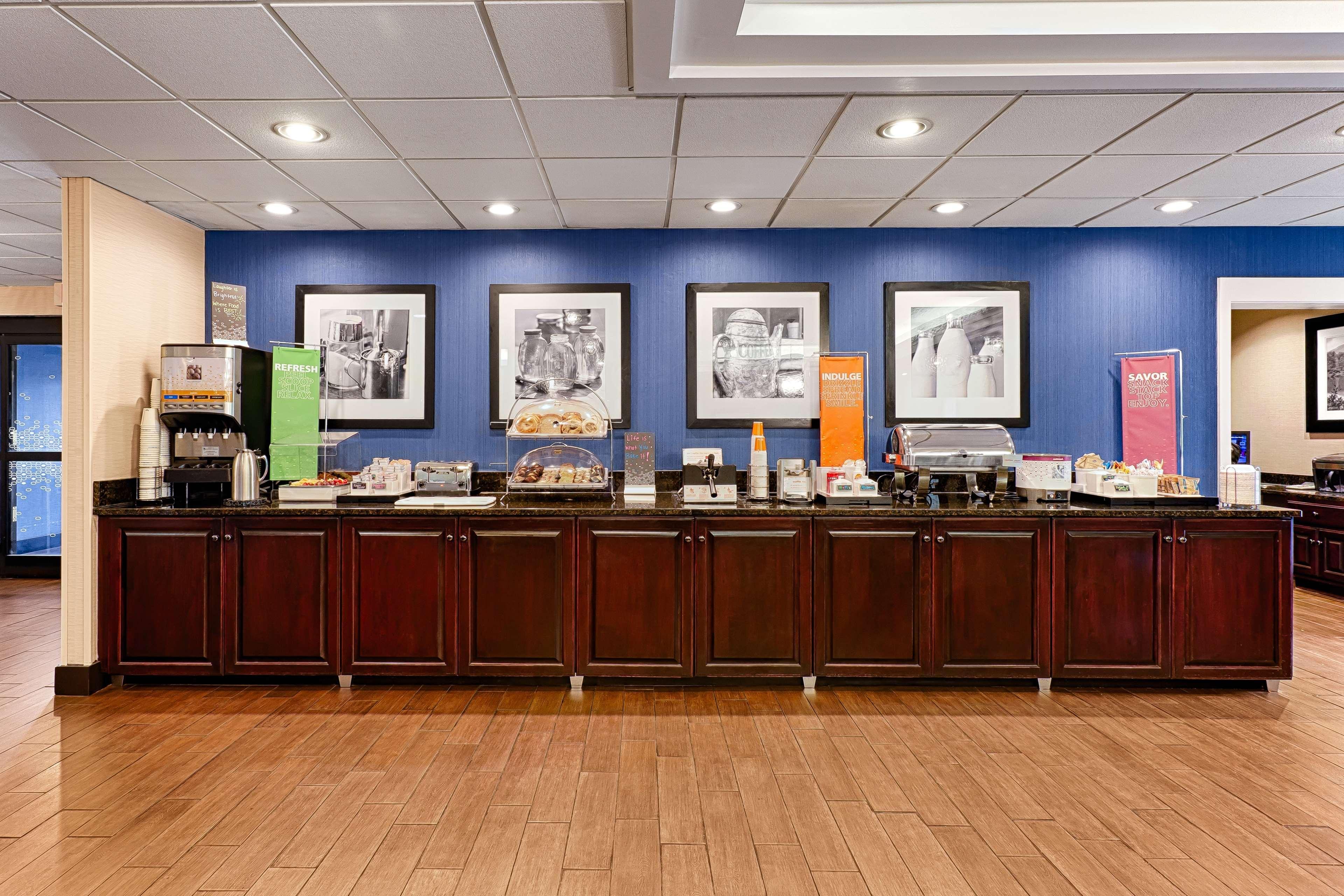 Hampton Inn Моргантон Экстерьер фото
