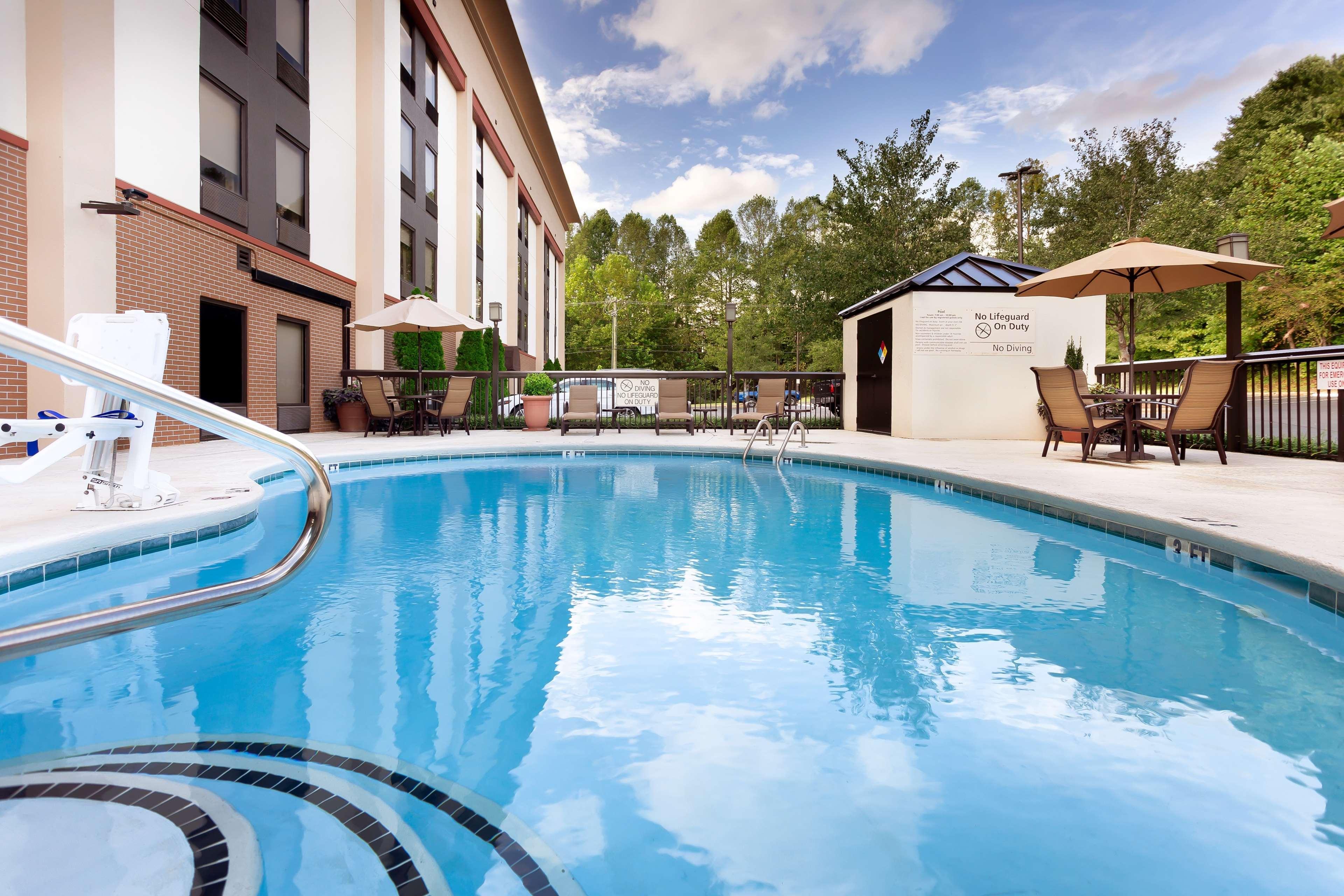 Hampton Inn Моргантон Экстерьер фото