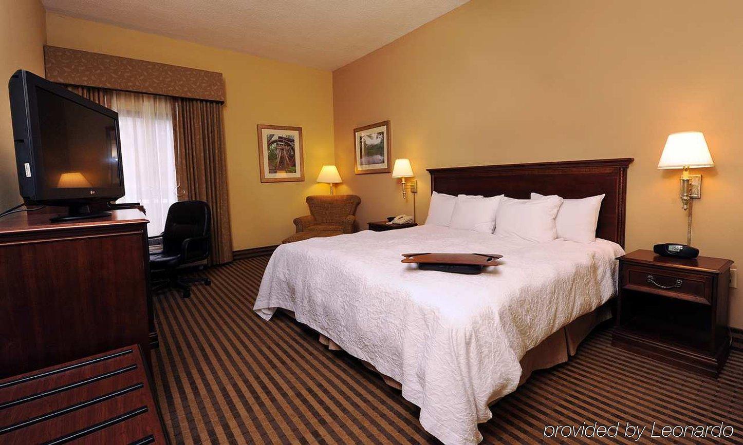 Hampton Inn Моргантон Экстерьер фото